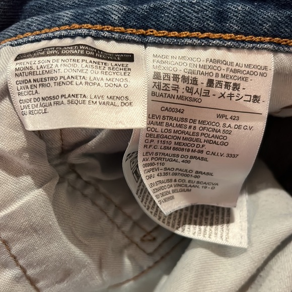 Men’s Levi’s 501 size 35 x 34.  There is a hole please see pictures - Picture 7 of 7